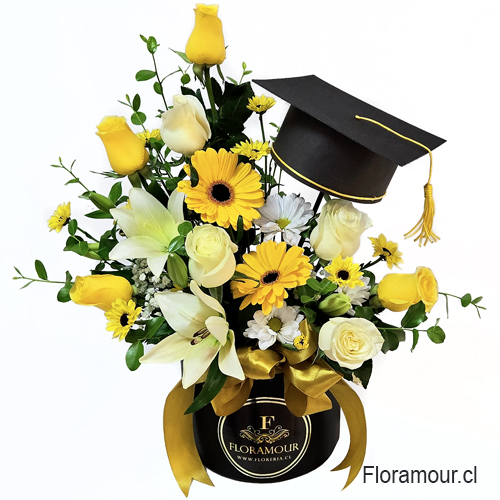 Sensacional arreglo de flores mixtas con birrete gorro de graduación para sorprender.